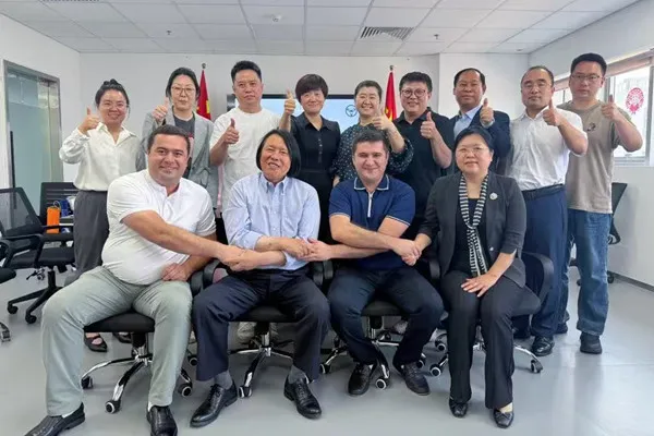 Anche menghadiri upacara penandatanganan Comeia-Aircuz untuk membentuk aftermarket otomotif Asia Tengah